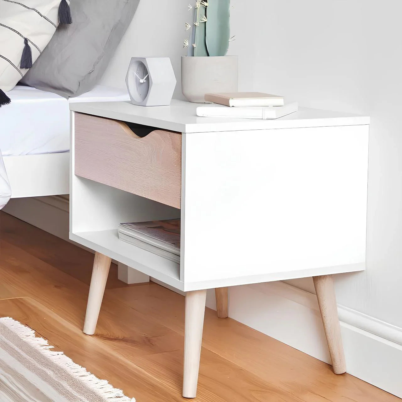 خزانة ملابس | خشبية وبيضاء | ٨٠ × ٥٠ × ٢٢٠ سم | WD52